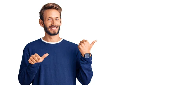 Bonito Loiro Com Barba Vestindo Camisola Casual Apontando Para Costas — Fotografia de Stock