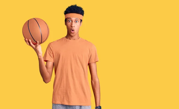 Jovem Afro Americano Segurando Bola Basquete Assustado Espantado Com Boca — Fotografia de Stock