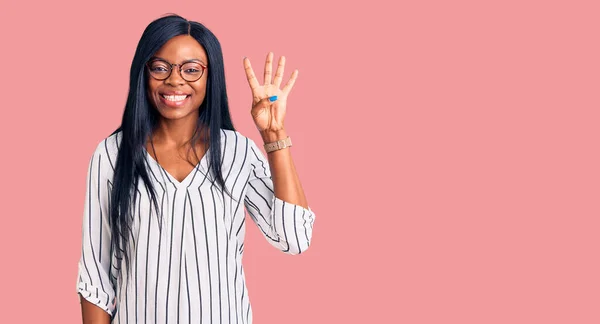 Молода Афроамериканська Жінка Повсякденному Одязі Окулярах Показує Вказує Вгору Пальцями — стокове фото