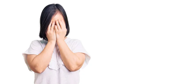 Mujer Morena Con Síndrome Que Usa Una Camiseta Blanca Casual — Foto de Stock