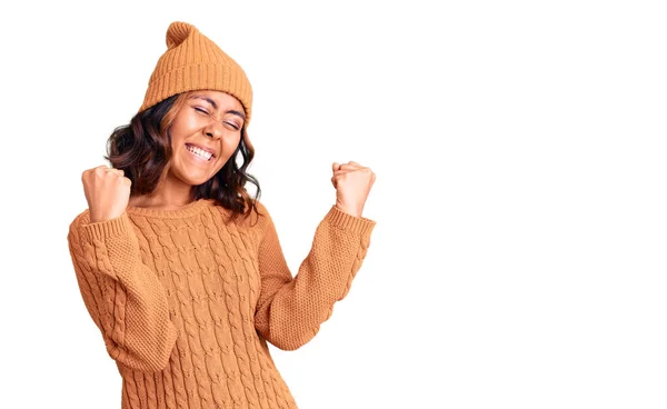 Junge Schöne Mischlingshündin Wollpullover Und Wintermütze Sehr Glücklich Und Aufgeregt — Stockfoto