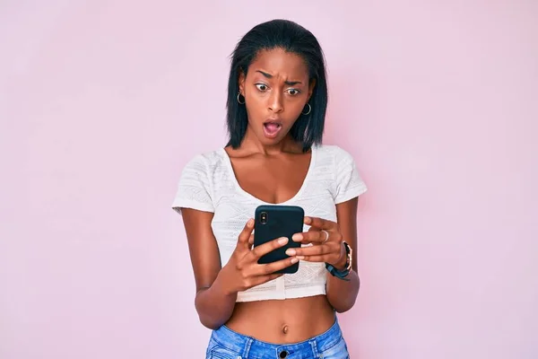 Mujer Afroamericana Joven Usando Teléfono Inteligente Cara Choque Con Aspecto —  Fotos de Stock