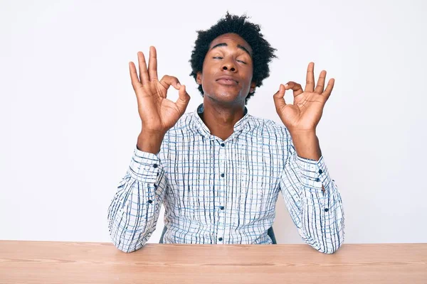 Knappe Afro Amerikaanse Man Met Afrohaar Casual Kleding Tafel Ontspannen — Stockfoto