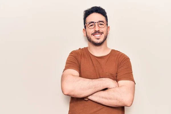 Jovem Hispânico Vestindo Roupas Casuais Rosto Feliz Sorrindo Com Braços — Fotografia de Stock