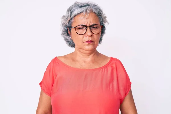 Starsza Latynoska Siwa Kobieta Luźnych Ubraniach Okularach Sceptyczna Nerwowa Marszcząca — Zdjęcie stockowe