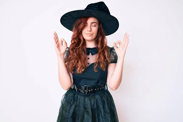 Jovem Mulher Bonita Vestindo Bruxa Halloween Traje Relaxado Sorrindo Com — Fotografia de Stock