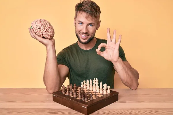 Νεαρός Καυκάσιος Άνδρας Κρατώντας Μυαλό Ενώ Παίζει Σκάκι Κάνει Υπογράψει — Φωτογραφία Αρχείου