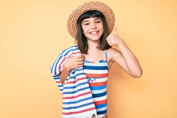 Giovane Bambina Con Bang Indossa Costume Bagno Cappello Estivo Tenendo — Foto Stock