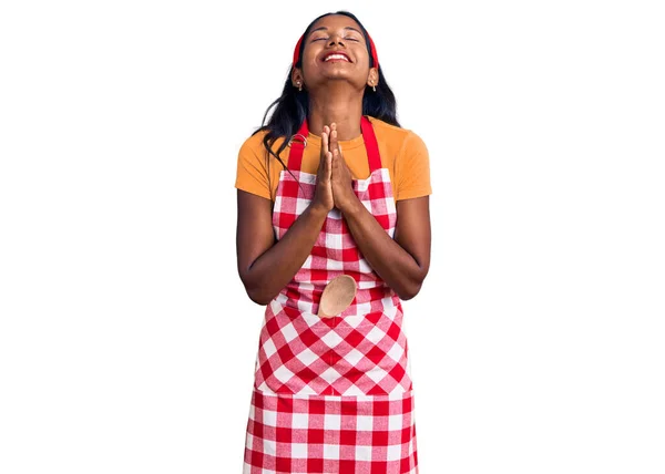 Молода Індійська Дівчина Одягнена Професійний Пекарський Фартух Благає Молиться Руками — стокове фото