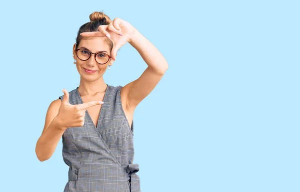 Hermosa Mujer Caucásica Con Cabello Rubio Vistiendo Ropa Negocios Gafas —  Fotos de Stock