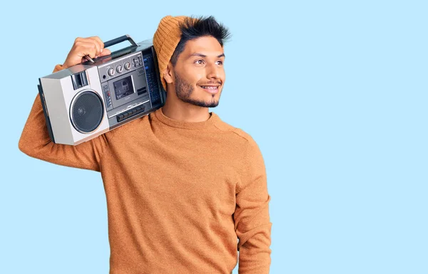 Beau Jeune Homme Latino Américain Tenant Boombox Écoutant Musique Détournant — Photo