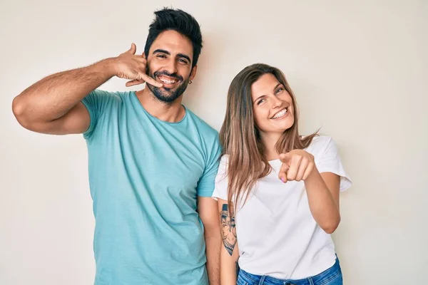 Bela Jovem Casal Namorado Namorada Juntos Sorrindo Fazendo Falar Gesto — Fotografia de Stock