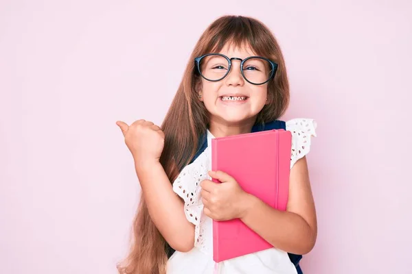 Kleines Kaukasisches Mädchen Mit Langen Haaren Trägt Studentenrucksack Und Hält — Stockfoto