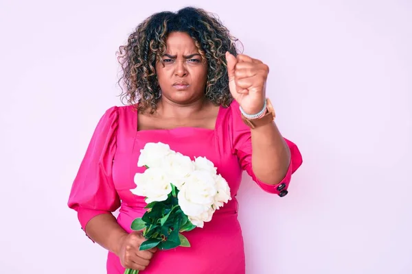 Jovem Afro Americana Size Mulher Segurando Flores Irritado Frustrado Gritando — Fotografia de Stock