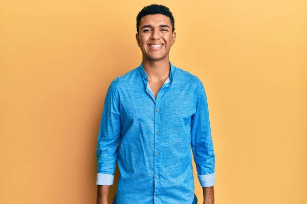 Homem Árabe Jovem Vestindo Roupas Casuais Com Sorriso Feliz Legal — Fotografia de Stock