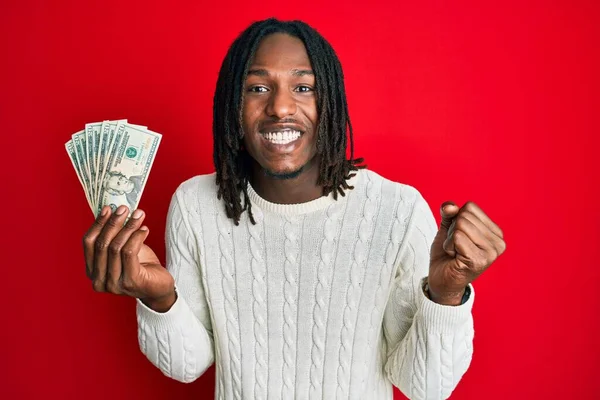 Hombre Afroamericano Con Trenzas Sosteniendo Billetes Dólares Gritando Orgulloso Celebrando — Foto de Stock