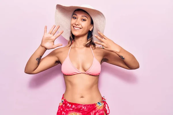 Mujer Joven Con Bikini Sombrero Mostrando Apuntando Hacia Arriba Con —  Fotos de Stock