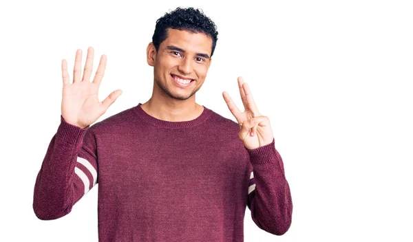 스페인 청년이 평상복을 자신감 행복하게 웃으면서 손가락으로 가리키는 — 스톡 사진