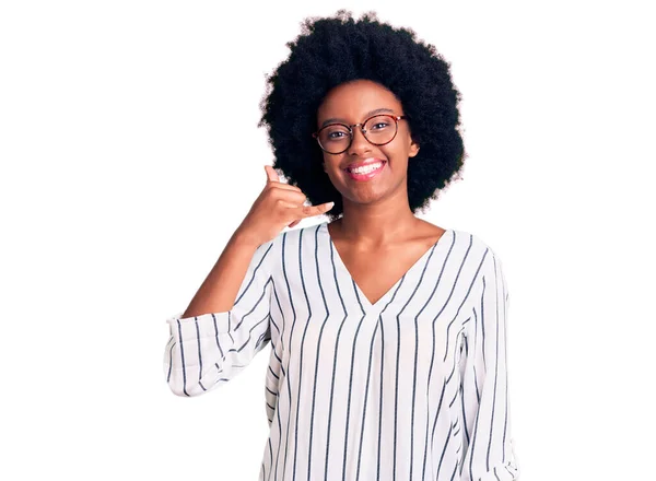 Молодая Африканская Американка Повседневной Одежде Очках Улыбается Делая Телефонный Жест — стоковое фото