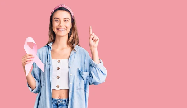 Menina Bonita Jovem Segurando Fita Câncer Rosa Surpreso Com Uma — Fotografia de Stock