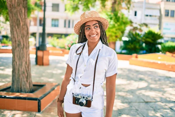 Junge Afrikanisch Amerikanische Frau Mit Zöpfen Lächelt Glücklich Und Trägt — Stockfoto