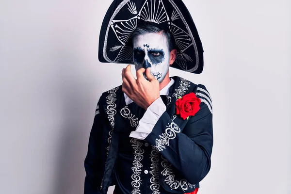 Jeune Homme Portant Jour Mexicain Costume Mort Sur Blanc Sentant — Photo