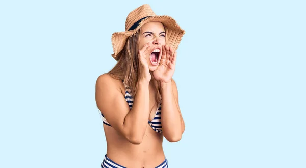 Ung Vacker Blond Kvinna Bikini Och Hatt Skriker Arg Högt — Stockfoto