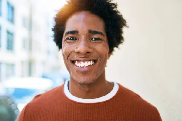 Ung Vacker Afrikansk Amerikansk Man Klädd Avslappnade Kläder Leende Glad — Stockfoto