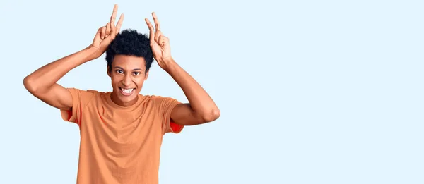 Jovem Afro Americano Vestindo Roupas Casuais Posando Engraçado Louco Com — Fotografia de Stock