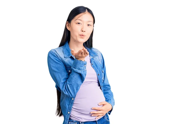 Mladá Krásná Čínská Žena Těhotná Čeká Dítě Dívá Kameru Foukání — Stock fotografie