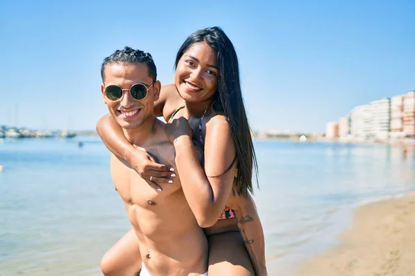 수영복을 남녀는 해변을 모습으로 — 스톡 사진