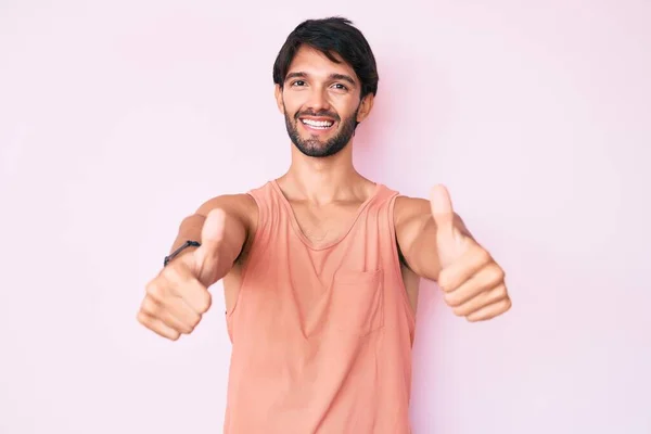 Hombre Hispano Guapo Usando Ropa Casual Aprobando Hacer Gesto Positivo — Foto de Stock