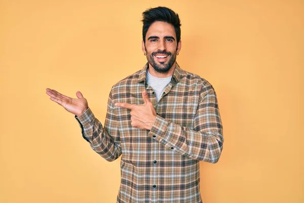 Bello Ispanico Uomo Con Barba Indossa Abiti Casual Stupito Sorridente — Foto Stock