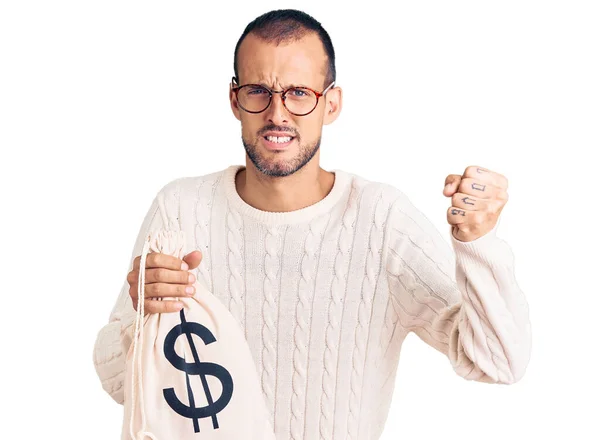 Mladý Pohledný Muž Držící Tašku Penězi Symbolem Dolaru Podrážděný Frustrovaný — Stock fotografie