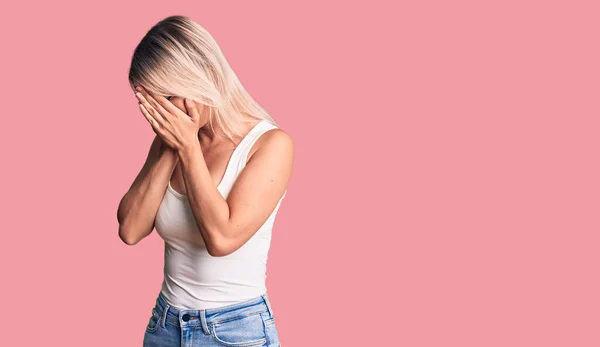 Młoda Piękna Blondynka Ubrana Luźną Koszulkę Bez Rękawów Smutną Miną — Zdjęcie stockowe