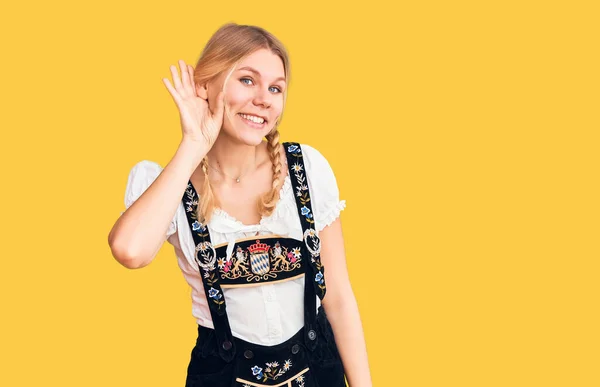 Junge Schöne Blonde Frau Oktoberfestkleid Die Lächelnd Mit Der Hand — Stockfoto