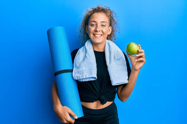 Güzel Beyaz Kız Yoga Minderi Tutuyor Yeşil Elma Gülümsüyor Yüzünde — Stok fotoğraf