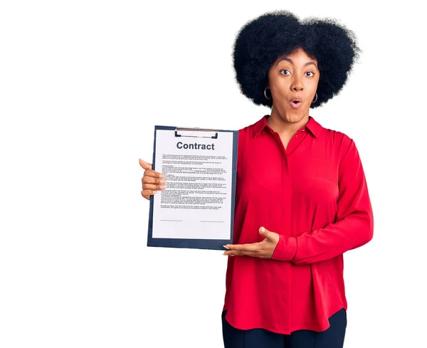 Jeune Fille Afro Américaine Tenant Presse Papiers Avec Document Contractuel — Photo