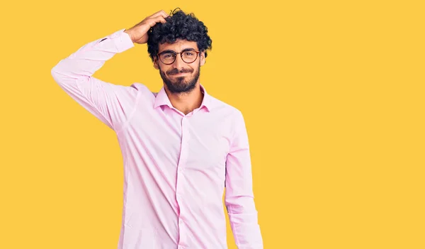 Bello Giovane Uomo Con Capelli Ricci Orso Che Indossa Abiti — Foto Stock