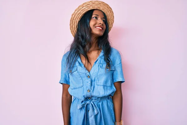 Yazlık Şapka Takan Genç Hintli Kız Rahat Profil Pozu Veriyor — Stok fotoğraf