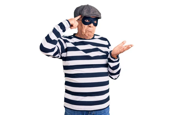 Älterer Gutaussehender Mann Mit Einbrechermaske Und Shirt Verwirrt Und Genervt — Stockfoto