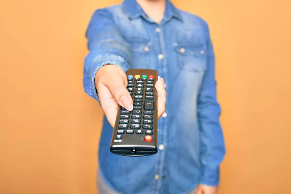 Mulher Mudando Canal Televisão Segurando Controle Remoto Sobre Fundo Amarelo — Fotografia de Stock