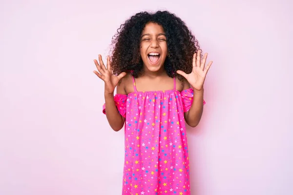 Niño Afroamericano Con Pelo Rizado Vistiendo Vestido Casual Celebrando Loco — Foto de Stock