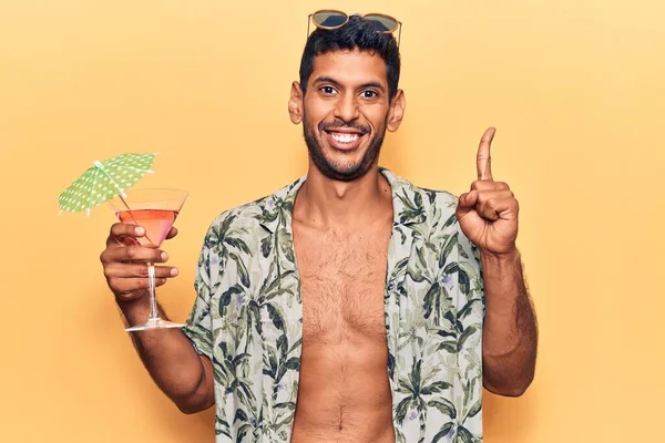 Mladý Latinský Muž Letní Košili Koktejlem Usmívá Nápadem Nebo Otázkou — Stock fotografie