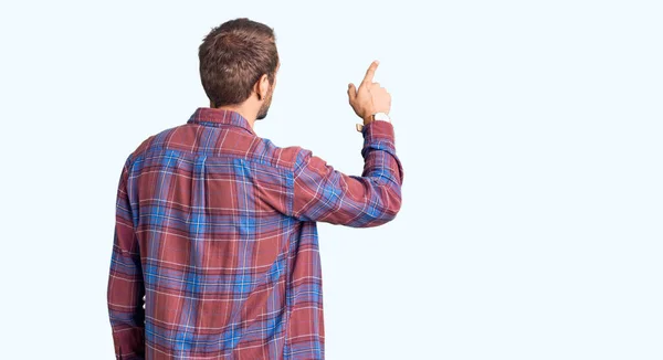 Joven Hombre Guapo Con Ropa Casual Posando Hacia Atrás Apuntando —  Fotos de Stock