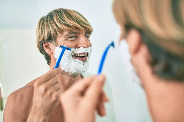 Hombre Rubio Guapo Mirando Espejo Baño Ahorro Usando Espuma Afeitadora — Foto de Stock
