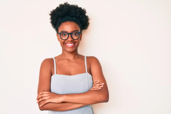 Молодая Африканская Американка Повседневной Одежде Очках Счастливое Лицо Улыбающееся Скрещенными — стоковое фото