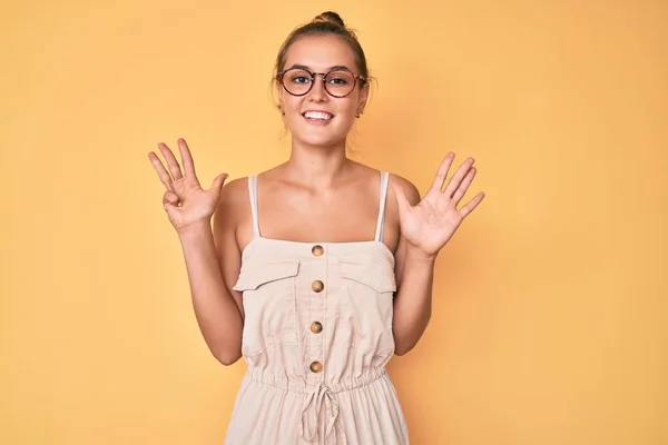 Hermosa Mujer Caucásica Con Vestido Verano Mostrando Señalando Hacia Arriba — Foto de Stock