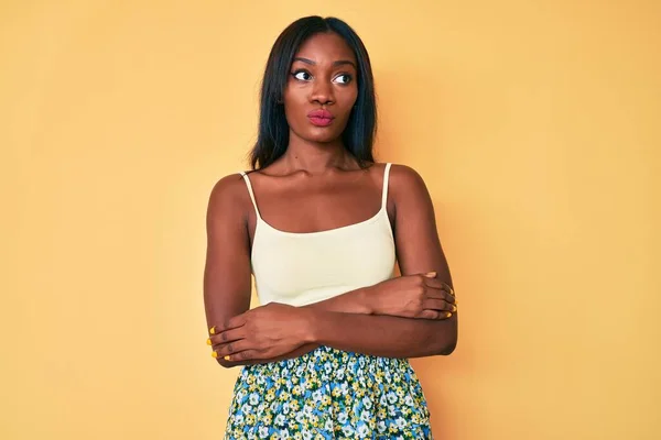 Jovem Afro Americana Vestindo Roupas Casuais Sorrindo Olhando Para Lado — Fotografia de Stock