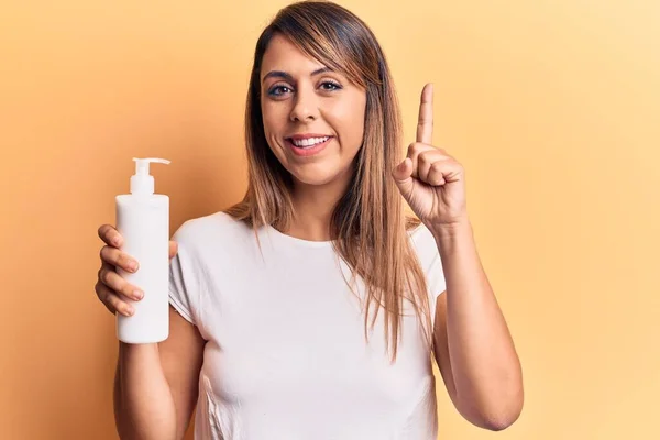 Jovem Bela Mulher Segurando Garrafa Creme Loção Sorrindo Com Uma — Fotografia de Stock